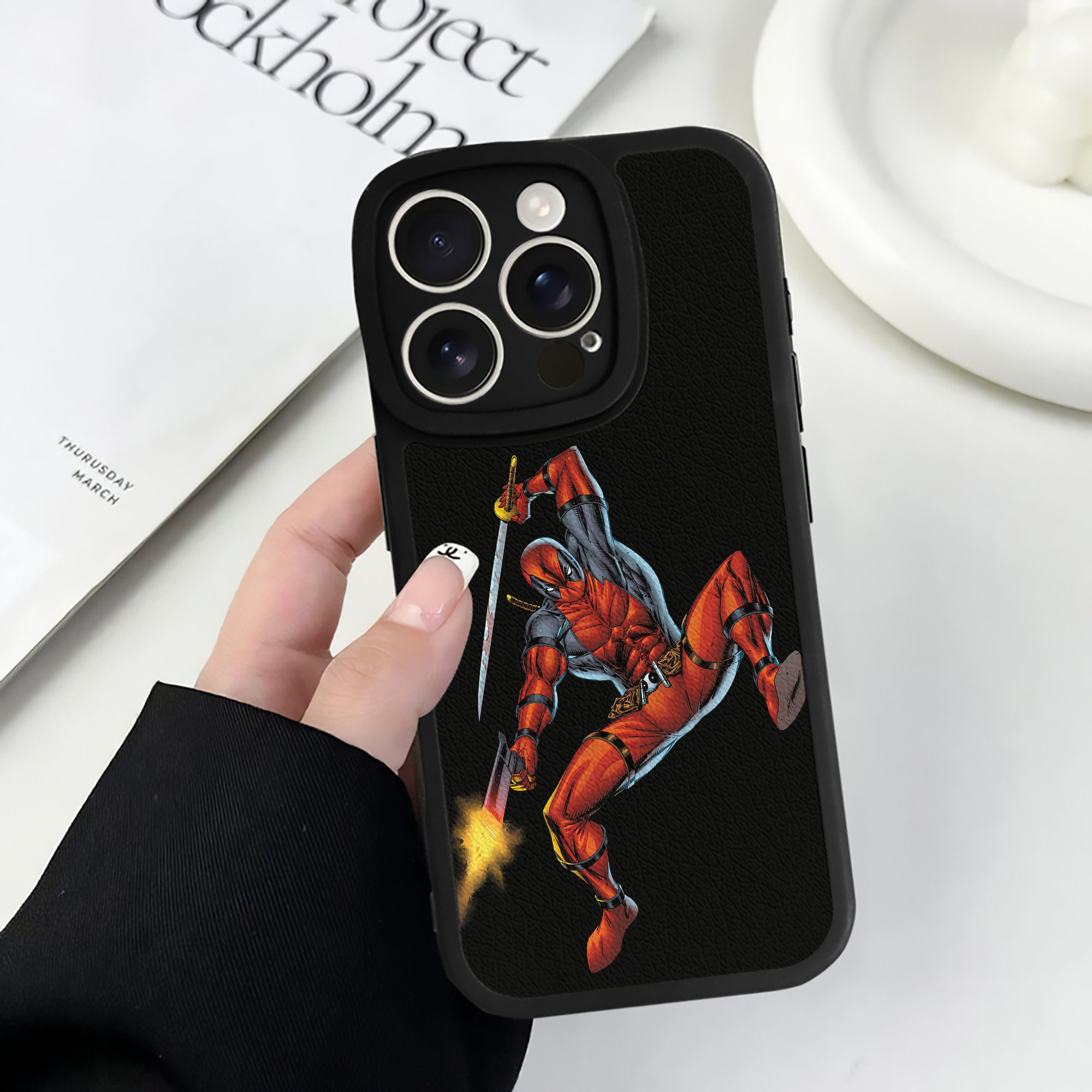 （画像用） Deadpool デッドプール 【iPhone 16シリーズ対応】シリコンスマホケース（レザー調） 材質：シリコン